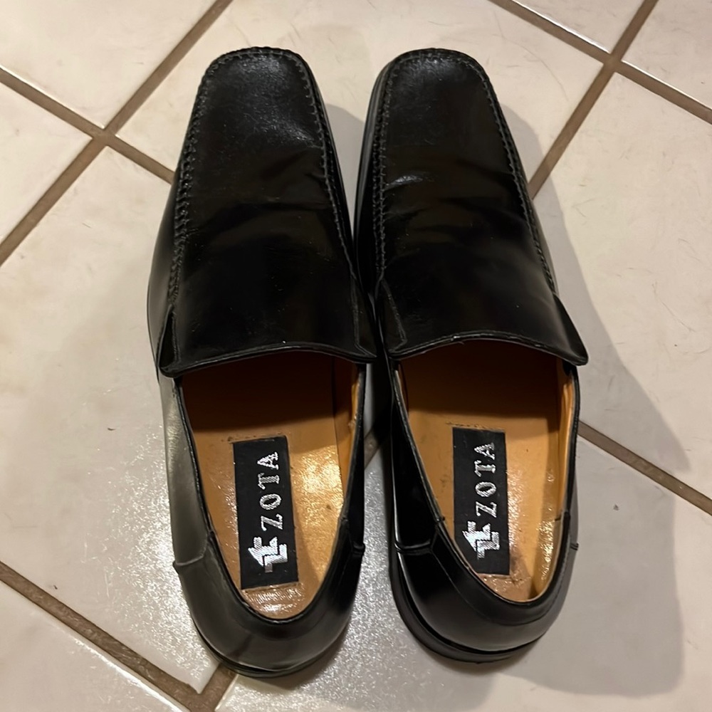 Zota Mens black leather slip on dress shoes. Size 8.